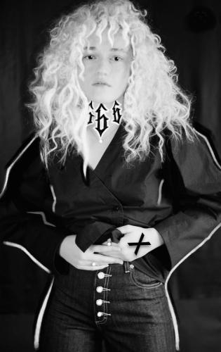 Julia Garner long curly hair~11