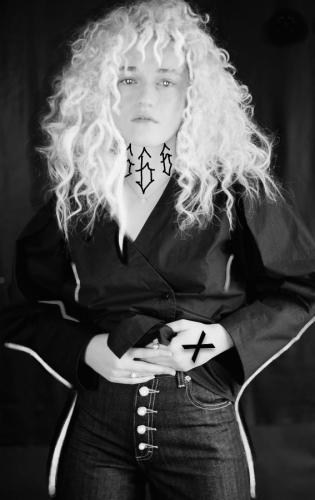 Julia Garner long curly hair~4