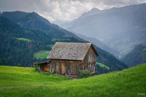 farmers-hut-dolomites-italy